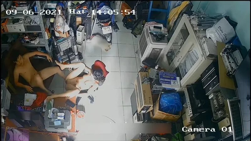 Người vợ Người chồng địt nhau trong của hàng máy tính